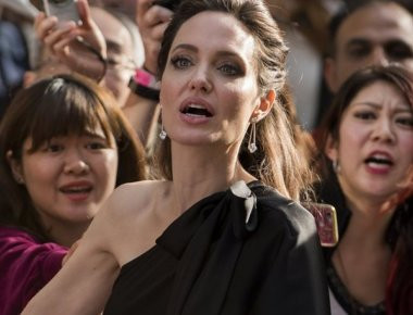 «Σκιά» του εαυτού της η Angelina Jolie: Ζυγίζει λιγότερο από την 11χρονη κόρη της; (φωτό)